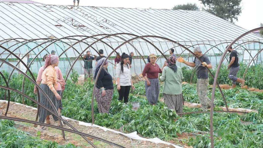 Mersin’de Seraları Yerle Bir Eden Hortum Kameraya Yansıdı! 1